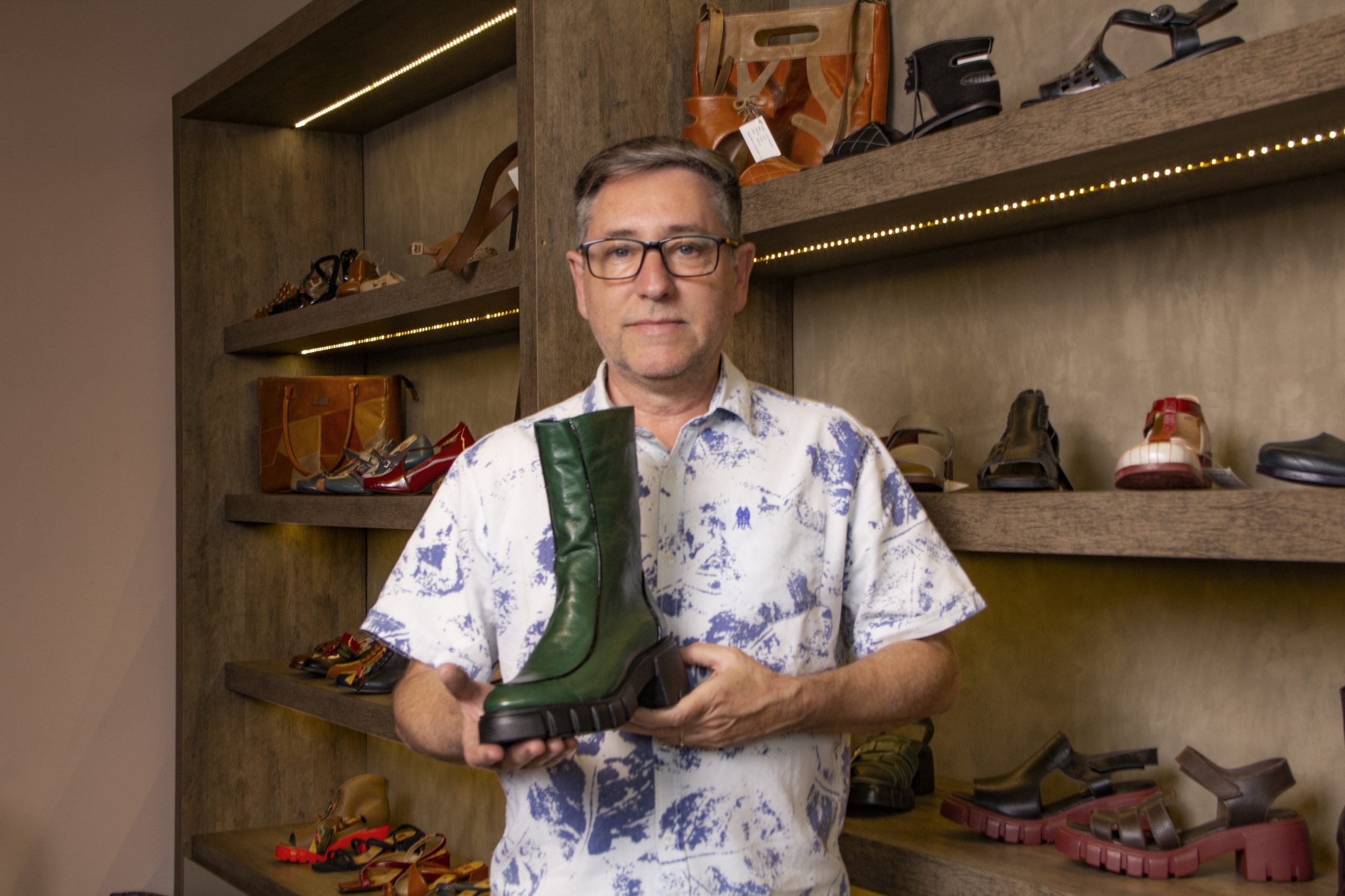 Da ideia a criação:  Conheça o designer de calçados MZQ.